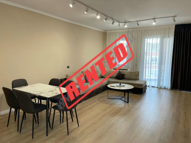 Apartament 1+1 me qira ne rrugen e Kosovareve prane Liqenit Artificial ne Tirane.
Eshte e pozicionu